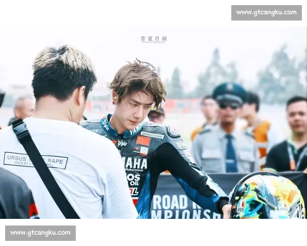 王一博摩托车赛场意外摔车背后职业精神与安全反思竞技压力与规则完善
