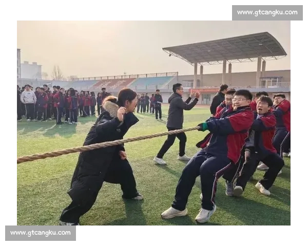 震天呐喊中绳索绷紧的瞬间力量与意志对决的拔河赛场全景描写纪实